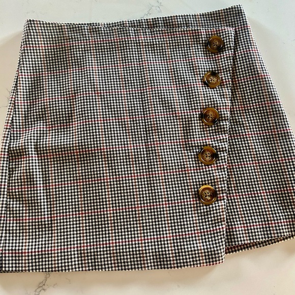 Forever 21 Dresses & Skirts - Forever 21 Black/White/Red Plaid Skirt with Buttons - Women’s Medium